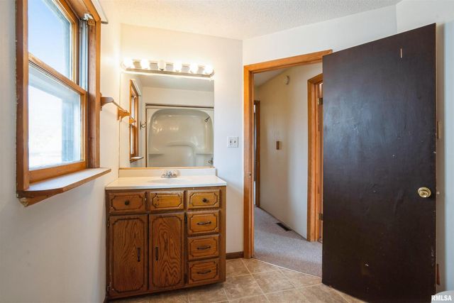 837 14TH Avenue S, Clinton, IA 52732