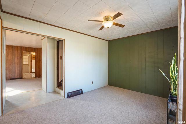 837 14TH Avenue S, Clinton, IA 52732