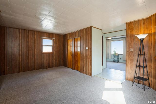 837 14TH Avenue S, Clinton, IA 52732