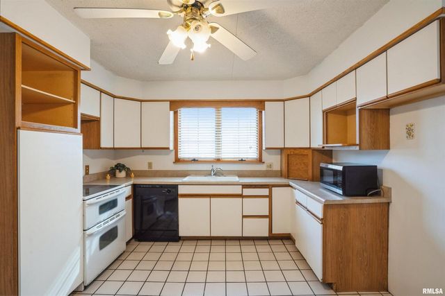 837 14TH Avenue S, Clinton, IA 52732