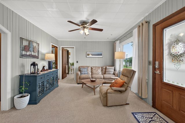 712 S CODY Road, Leclaire, IA 52753
