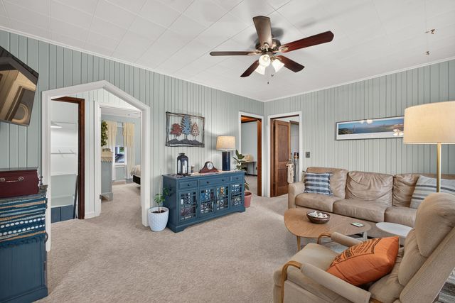 712 S CODY Road, Leclaire, IA 52753