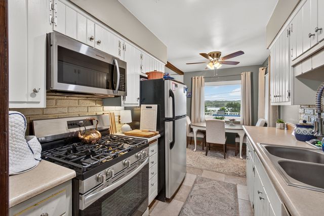 712 S CODY Road, Leclaire, IA 52753