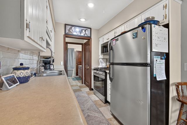 712 S CODY Road, Leclaire, IA 52753