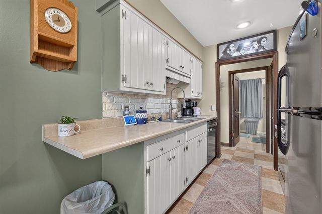 712 S CODY Road, Leclaire, IA 52753