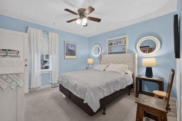 712 S CODY Road, Leclaire, IA 52753