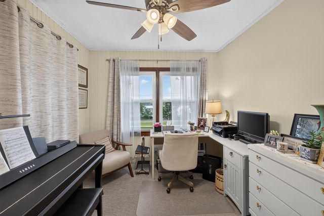 712 S CODY Road, Leclaire, IA 52753