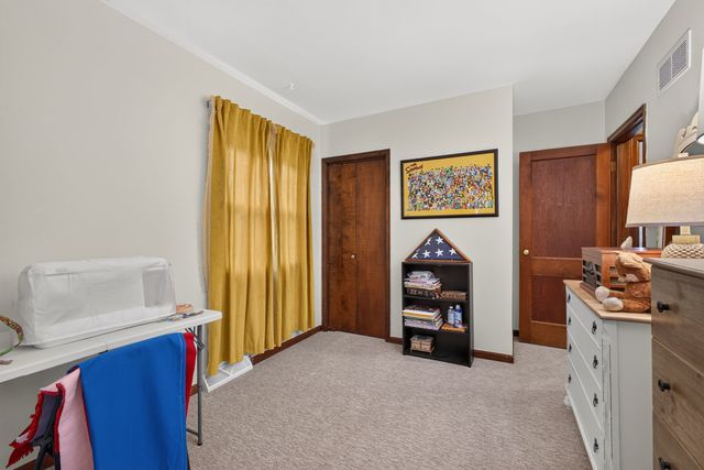 712 S CODY Road, Leclaire, IA 52753