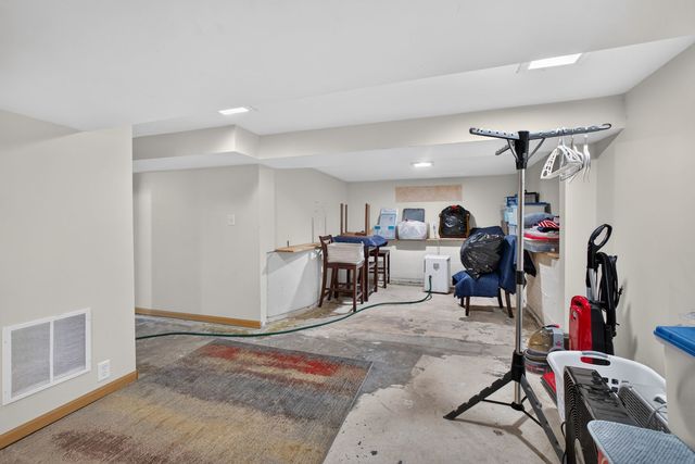 712 S CODY Road, Leclaire, IA 52753
