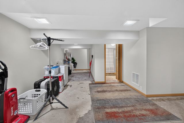 712 S CODY Road, Leclaire, IA 52753