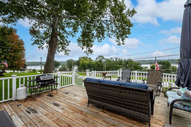 712 S CODY Road, Leclaire, IA 52753