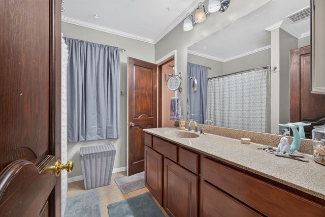 712 S CODY Road, Leclaire, IA 52753