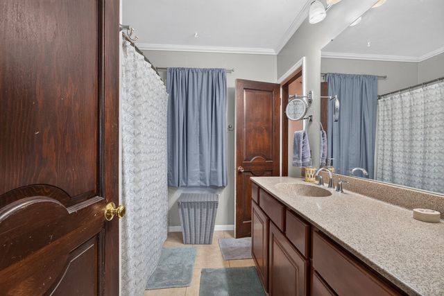 712 S CODY Road, Leclaire, IA 52753