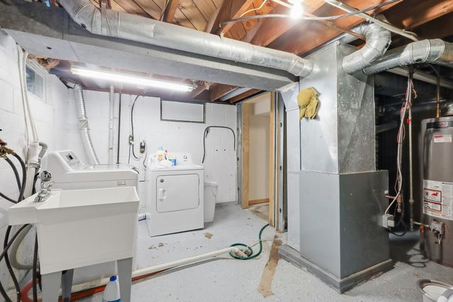 712 S CODY Road, Leclaire, IA 52753