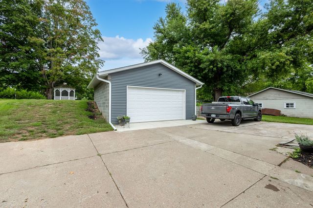 712 S CODY Road, Leclaire, IA 52753