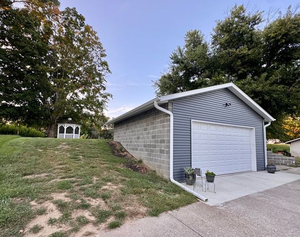 712 S CODY Road, Leclaire, IA 52753