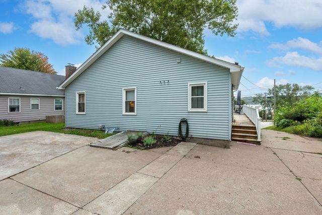 712 S CODY Road, Leclaire, IA 52753