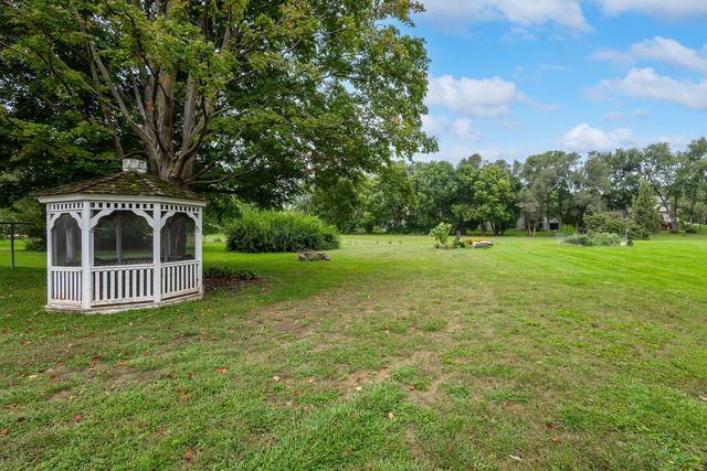 712 S CODY Road, Leclaire, IA 52753