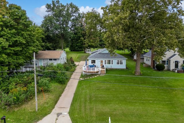 712 S CODY Road, Leclaire, IA 52753