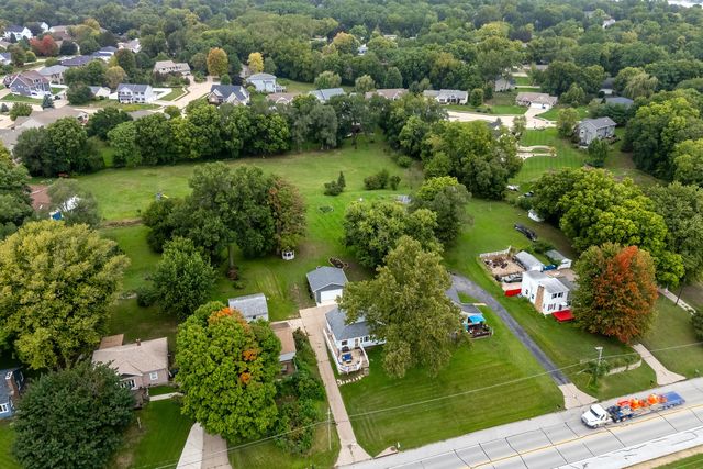 712 S CODY Road, Leclaire, IA 52753
