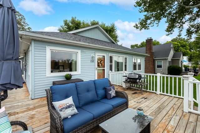 712 S CODY Road, Leclaire, IA 52753