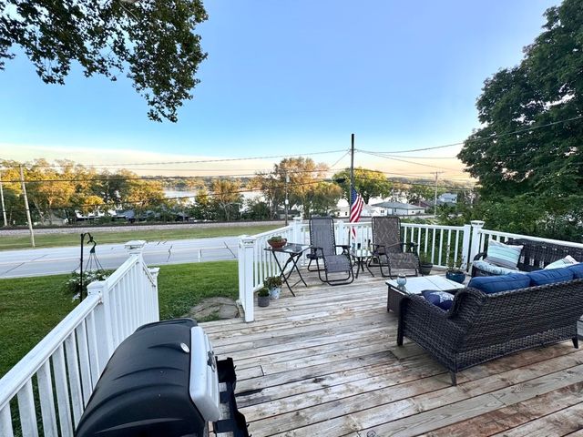 712 S CODY Road, Leclaire, IA 52753