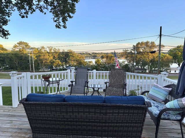 712 S CODY Road, Leclaire, IA 52753
