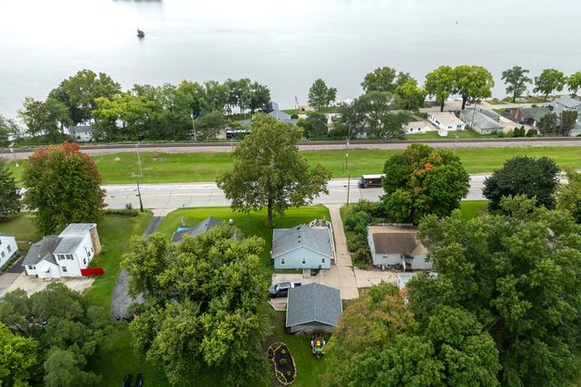 712 S CODY Road, Leclaire, IA 52753