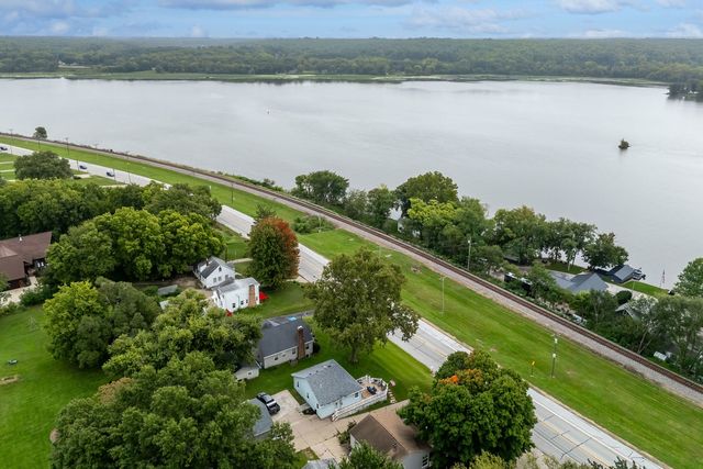 712 S CODY Road, Leclaire, IA 52753