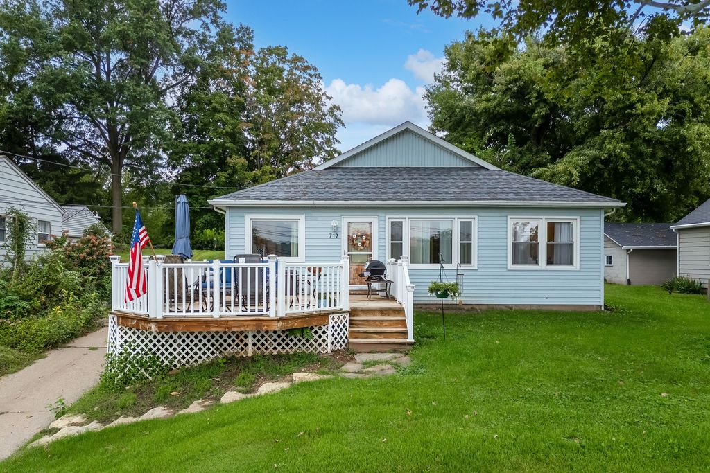 712 S CODY Road, Leclaire, IA 52753