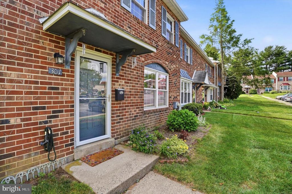 Image 3 of property listing at 301 GWYNEDD CT, Exton, PA 19341