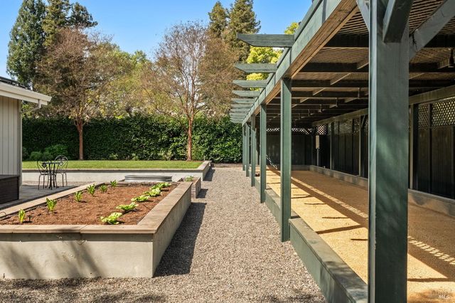 1670 Cabernet Ln, St. Helena, CA 94574