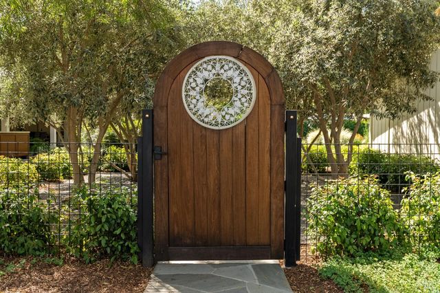 1670 Cabernet Ln, St. Helena, CA 94574