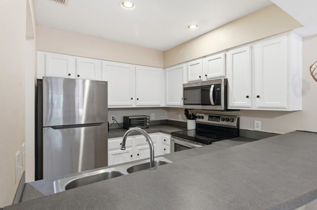 741 White Dr Apt 32, Tallahassee, FL 32304