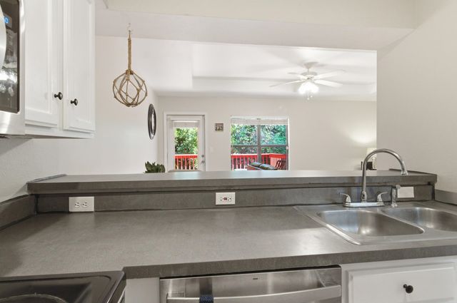 741 White Dr Apt 32, Tallahassee, FL 32304