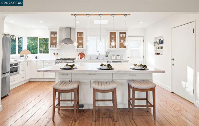 6555 Saroni Dr, Oakland, CA 94611