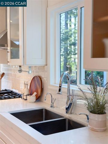 6555 Saroni Dr, Oakland, CA 94611