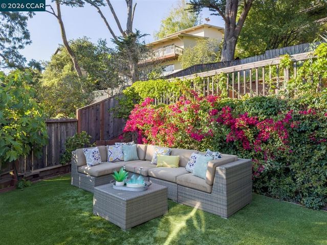 6555 Saroni Dr, Oakland, CA 94611