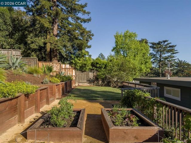 6555 Saroni Dr, Oakland, CA 94611