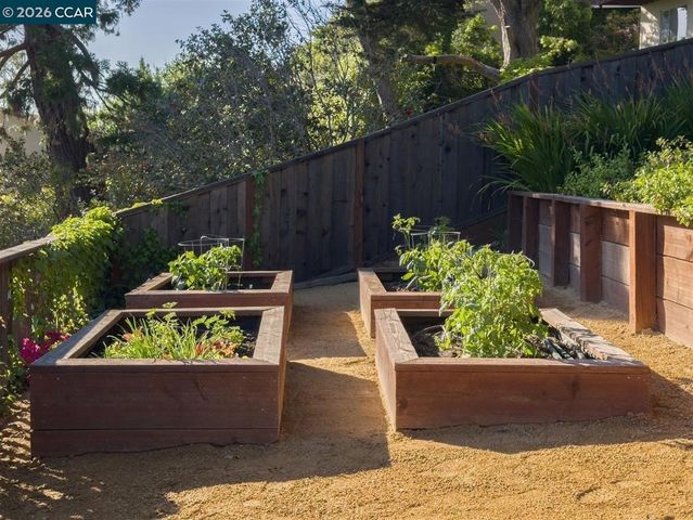 6555 Saroni Dr, Oakland, CA 94611