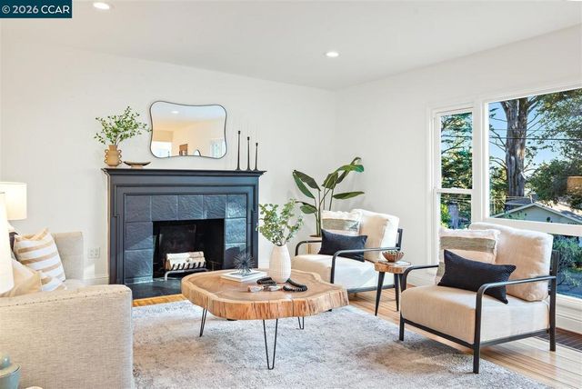 6555 Saroni Dr, Oakland, CA 94611