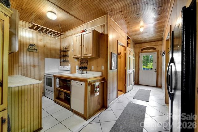 54 Barnwood Way, Whittier, NC 28789