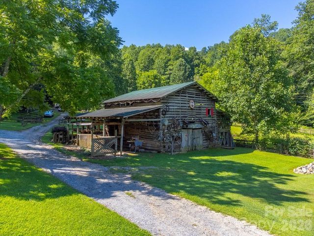 54 Barnwood Way, Whittier, NC 28789