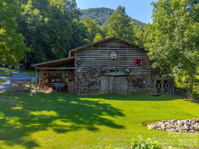 54 Barnwood Way, Whittier, NC 28789