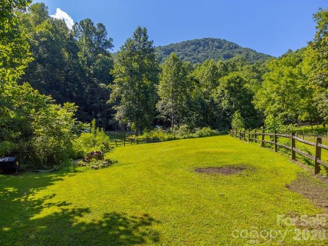 54 Barnwood Way, Whittier, NC 28789