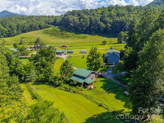 54 Barnwood Way, Whittier, NC 28789