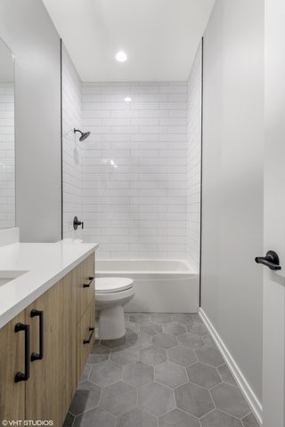 648 E Bowen Avenue 3, Chicago, IL 60653