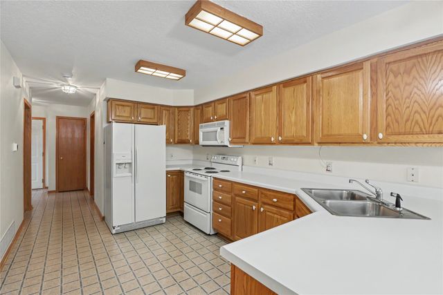 1121 10th Avenue NW, Altoona, IA 50009