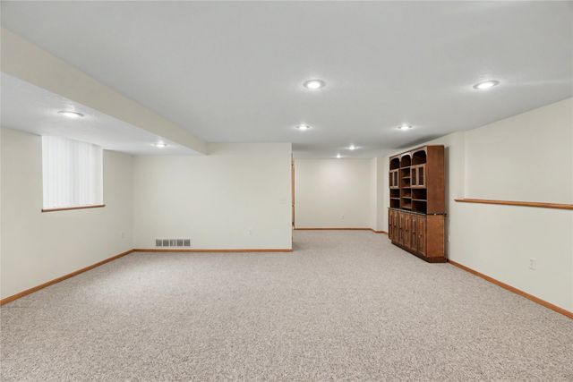 1121 10th Avenue NW, Altoona, IA 50009