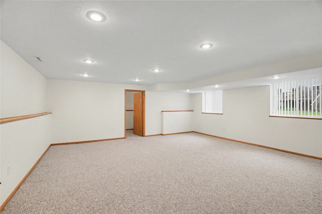 1121 10th Avenue NW, Altoona, IA 50009